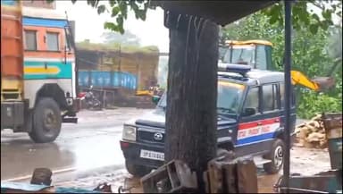 मड़िहान: मड़िहान:मड़िहान बाज़ार स्थित सोनभद्र मिर्जापुर मार्ग पर गिरा भारीभरकम कदम का पेड़ आवागमन बाधित घंटो लगा रहा जाम ।