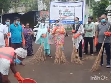 बल्देवगढ़: स्वच्छता ही सेवा 2024 अभियान के अंतर्गत बल्देवगढ़ बस स्टैंड पर अधिकारी-कर्मचारियों एवं जनप्रतिनिधियों द्वारा सफाई की गई