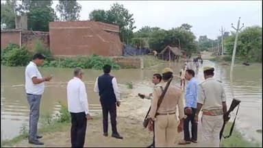 जलालाबाद: जलालाबाद क्षेत्र में बाढ़ से पड़ोस के गांव में घुसा पानी, संपर्क मार्ग जलमग्न, एसडीएम ने किया निरीक्षण