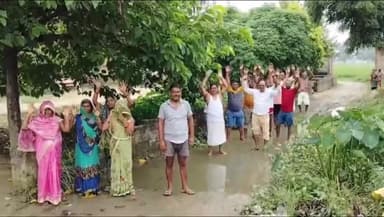 सहजनवा: हरपुर दलित बस्ती में जलजमाव की समस्या पर ग्रामीणों द्वारा प्रदर्शन, प्रधान को सौंपा गया ज्ञापन