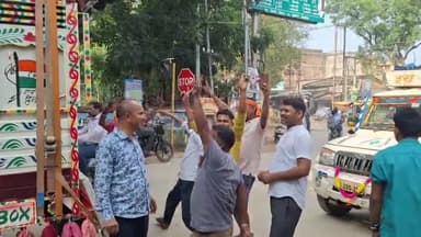 सिमडेगा: सिमडेगा में सादगी पूर्ण तरीके से निकाली गई देव शिल्पी भगवान विश्वकर्मा की विसर्जन शोभायात्रा, तैनात रही पुलिस