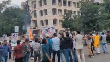 हुज़ूर: यूथ कांग्रेस ने राहुल गांधी के खिलाफ बयान को लेकर कांग्रेस कार्यालय के सामने केंद्रीय मंत्री बिट्टू का फूंका पुतला