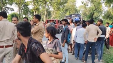 निघासन: मल्लबेहड़ गांव के पास बाइक सवार तीन लोगों को अज्ञात वाहन ने मारी टक्कर, बाइक सवार तीनों लोग गंभीर रूप से हुए घायल