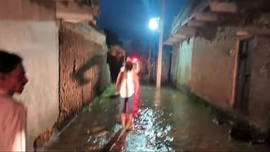 तिलौथू: सोन नद में बढ़े जलस्तर के कारण तिलौथू के कई मुहल्ले के घरों में घुसा पानी,बाढ़ की आशंका से सहमे लोग