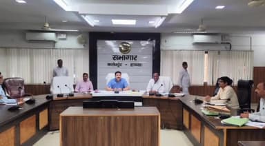 हाथरस: कर-करेत्तर एवं राजस्व वसूली की प्रगति की समीक्षा बैठक करते हुए जिलाधिकारी ने संबंधित अधिकारियों को दिए आवश्यक निर्देश