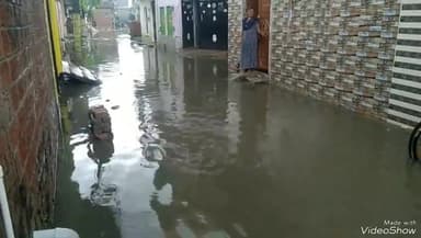 खबर औरैया से मूसलाधार बारिश के कारण गलियों में हुआ जलभराव घरो में घुसा पानी