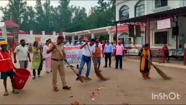 थावे: थावे मंदिर परिसर में प्रखंड विकास पदाधिकारी के नेतृत्व में चलाया गया स्वच्छता अभियान, झाड़ू लगा दिया स्वच्छता का संदेश।