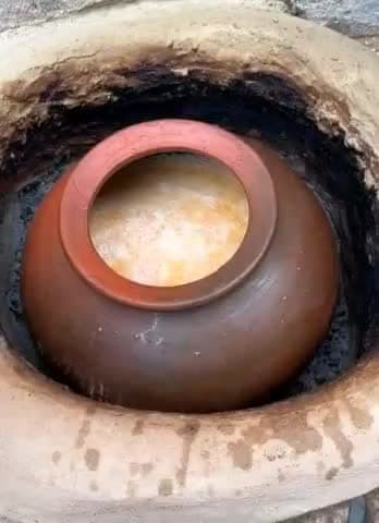 अब तो मेरे ख्याल से किसी के घर मे न हड़िया होगी और न मिट्टी के बने बरोसी।दूध जब धीरे धीरे गरम हो कर लाल हुआ करता था क्या मलाई आती थी उसमें।और 3 बजे के बाद रोटी पर रख कर मलाई और नूनमिर्च के साथ खाने में काफी आनंद आता था 
मेहमान भी हड़िया लाल द