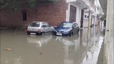 इटावा: जनपद में हुई मूसलाधार बारिश से शहर तालाब में हुआ तब्दील, घरों में घुसा बारिश का पानी उपकरण हुए खराब, कई कार भी डूबी