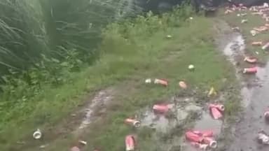 एटा: आसपुर चौराहा के समीप बियर से भरा ट्रक अनियंत्रित होकर हाईवे से खाई में पलटा, ड्राइवर हुआ घायल