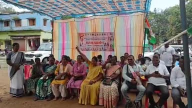 सिमडेगा: नगर परिषद के पास केंद्रीय मंत्री और महाराष्ट्र के विधायक के खिलाफ महिला कांग्रेस ने दिया धरना