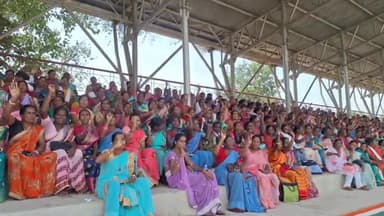 सिमडेगा: सिमडेगा जल सहिया द्वारा मानदेय बढ़ोतरी पर अल्बर्ट एक्का स्टेडियम में कार्यक्रम आयोजित कर सरकार का जताया आभार