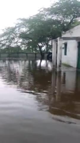 प्राथमिक विद्यालय विकास खण्ड-चौरासी 18/09/2024पूरा स्कूल डूब गया है ये बच्चो के भविष्य का सवाल है @mainpuri #chaurasi