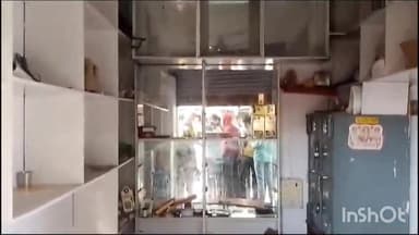 भभुआ: मनिहारी बाजार स्थित आभूषण दुकान से नकाबपोश दो अपराधियों ने लूट कांड के घटना का दिया अंजाम