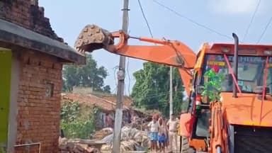 फुल्लीडूमर: रामचंद्रपुर एवं पथांय गांव में सड़क पर हुए अतिक्रमण के खिलाफ अंचल प्रशासन ने की कार्रवाई, दो दर्जन घरों पर चला बुलडोजर