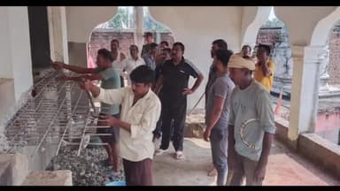 पांकी: पाकी विधानसभा क्षेत्र के तर हसी प्रखंड के सुगि अरका चौक पर निजी खर्चे से बन रहे ठाकुर बाड़ी मंदिर के ऊपरी हिस्से का निर्माण कार्य जारी