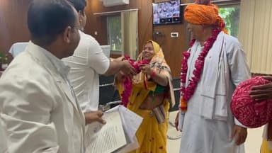 धौलपुर: कासिमपुर आयुर्वेद चिकित्सालय के लिए भूदान, जिला कलेक्टर ने कार्यालय में भामाशाह दंपति का किया सम्मान