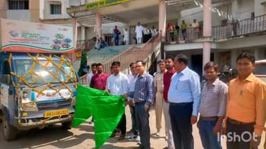 कोचस: कोचस प्रखंड विकास पदाधिकारी ने स्वच्छता रथ को हरी झंडी दिखाकर रवाना किया