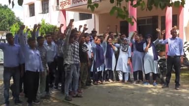 रामपुर: चार दर्जन संविदा कर्मचारियों ने अपनी नौकरी को लेकर सीएमओ कार्यालय में प्रदर्शन किया, सीएमओ को ज्ञापन सौंपा