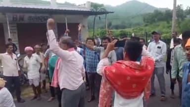 झाडोल: पैंथर के हमले से आक्रोशित ग्रामीणों ने झाड़ोल-गोगुंदा मार्ग को किया बंद