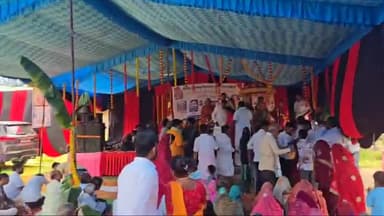 खमरिया झांसी पटी में ज्योतिष पीठ के शंकराचार्य अनंत श्री विभूषित स्वामी श्री अविमुक्तेश्वरानंद सरस्वती जी महाराज 1008* भक्तों के द्वारा स्वागत बंधन अभिनंदन