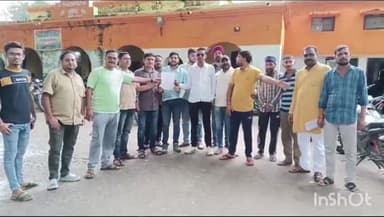 औरैया: सुभाष चौराहे के पास स्थित नगर पालिका में युवा उद्योग व्यापार मंडल (मिश्रा गुट) ने 5 सूत्रीय मांगों को लेकर सौंपा ज्ञापन