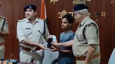 शिवपुरी नगर: एसपी ने कंट्रोल रूम में गुम हुए 100 मोबाइलों को असल मालिकों को लौटाए