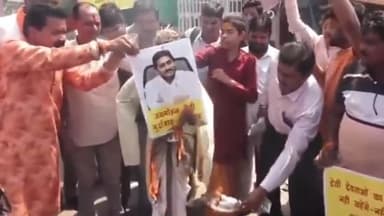 हुज़ूर: भोपाल के प्लेटिनम प्लाजा के पास संस्कृति बचाओ मंच का पूर्व CM जगन मोहन रेड्डी के खिलाफ प्रदर्शन