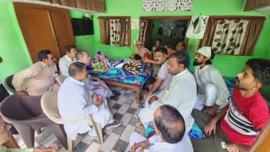 रामपुर: खाता नगलिया में कांग्रेस के प्रतिनिधि मंडल ने करोल बाग हादसे में मृत बच्चों के परिवार से मुलाकात कर बंधाया ढांढस