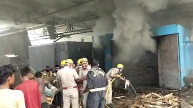 मिलक: धमोरा के पास प्लाई बोर्ड फैक्ट्री में अज्ञात कारणों से लगी भीषण आग, दमकल की टीम आग बुझाने में जुटी