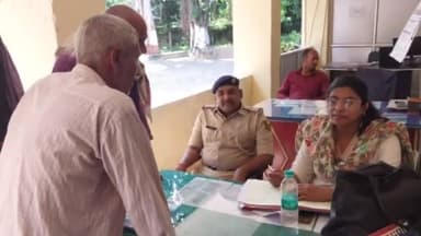 बरौनी: बरौनी थाना परिसर में अधिकारियों की अध्यक्षता में साप्ताहिक जनता दरबार का हुआ आयोजन, भूमि संबंधी मामले हुए निष्पादित