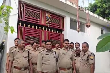 कैंपियरगंज: कैंपियरगंज के आबकारी निरीक्षक ने अवैध शराब बिक्री के खिलाफ चलाए गए अभियान में दी दबिश, 15 लीटर शराब बरामद