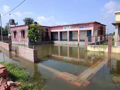 उदवंत नगर: प्राथमिक विद्यालय कारीसाथ अनुसूचित टोला में बाढ़ का पानी घुसा