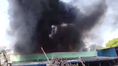 आरा: बाजार समिति माल गोदाम में भीषण आगलगी, दमकल की गाड़ियां मौके पर पहुंची, लाखों के नुकसान का अनुमान