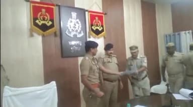 प्रतापगढ़: बीट पुलिसकर्मियों की सक्रियता से 24 घंटे में 8 गैंगस्टर और 1 ईनामिया अभियुक्त गिरफ्तार, SP ने पुलिस लाइन में किया सम्मानित