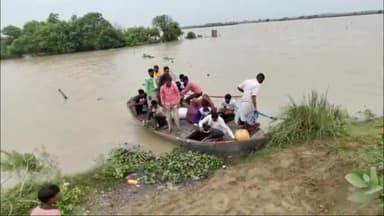 जलालाबाद: जलालाबाद क्षेत्र में बाढ़ प्रभावित क्षेत्र का विधायक हरिप्रकाश वर्मा ने उप जिला अधिकारी के साथ मौके पर किया निरीक्षण