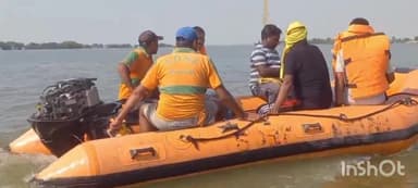 खड़गपुर: बाढ़ में फंसे बीमार बच्चे और बुजुर्ग को गोद में उठाकर एसडीओ और सीओ ने किया रेस्क्यू