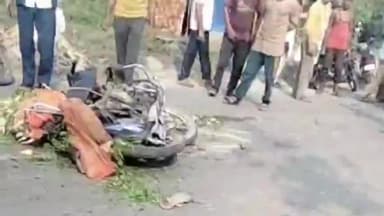 रामपुर: पनवडिया के पास तेज रफ्तार ट्रक की टक्कर से बाइक सवार सब्जी वाले युवक की हुई मौत, पुलिस ने ट्रक चालक को हिरासत में लिया