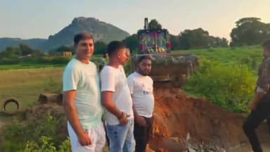 मोहम्मदगंज: रामनगर टोला के समीप निजी खर्च से सड़क मरम्मती कार्य शुरू, पब्लिक एप की खबर का हुआ असर