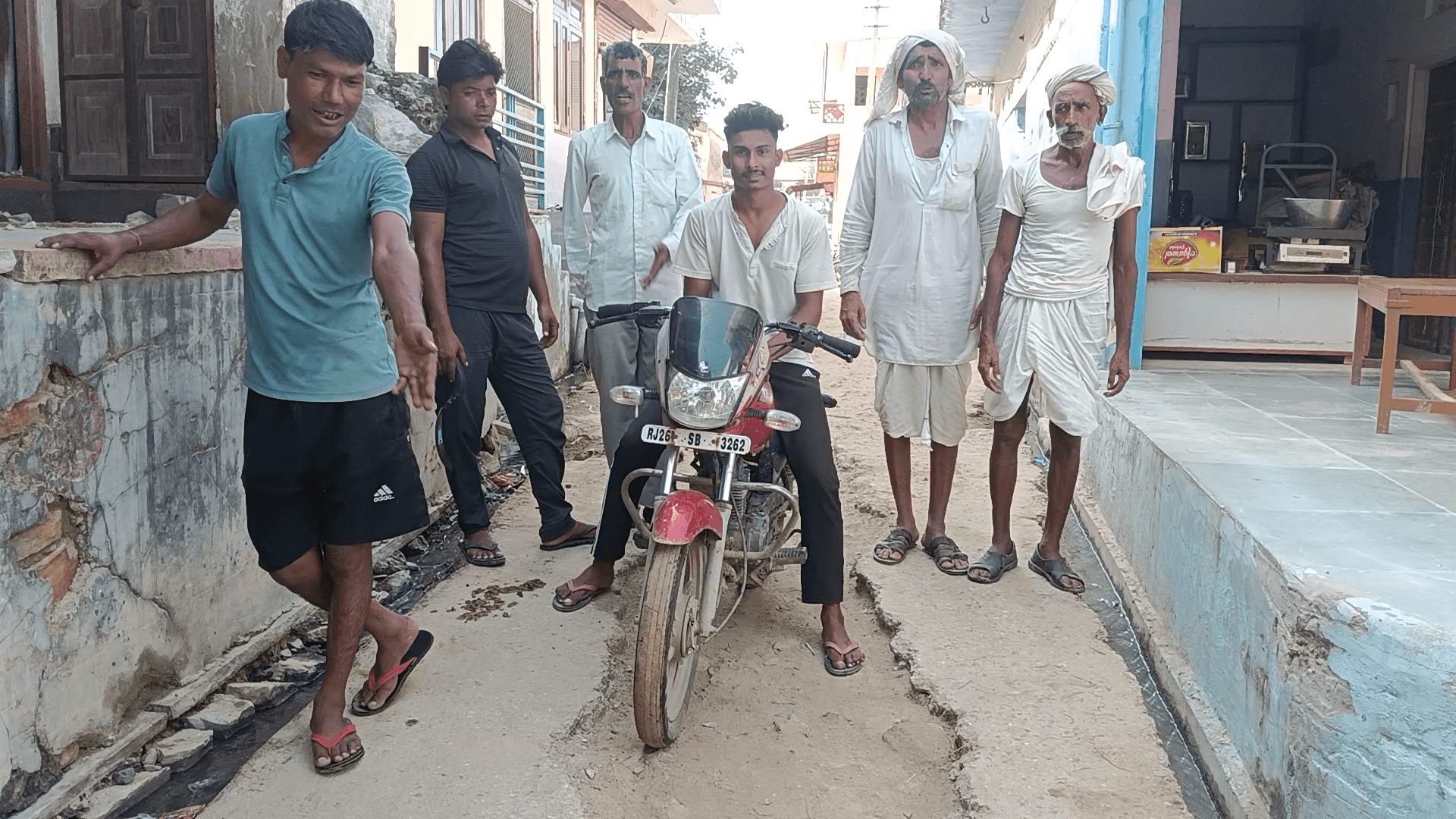 ग्राम पंचायत बीची में बीसलपुर परियोजना के पानी पिलाने के बहाने से पूरे गांव की रोड खराब कर के ठेकेदार रफूचक्कर हो गया ठी