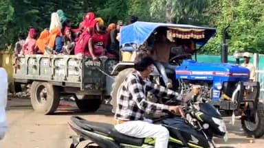 बीना: स्टेशन रोड से दौड़ रही मजदूरों से भरी ट्रैक्टर ट्राली, असुरक्षित तरीके से बैठे मजदूरों के साथ हो सकता है बड़ा हादसा