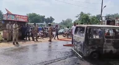 आगरा: ईदगाह कटघर के पास सर्विस करवाने लाई गई इको कार में लगी आग, फायर विभाग ने आग पर पाया काबू