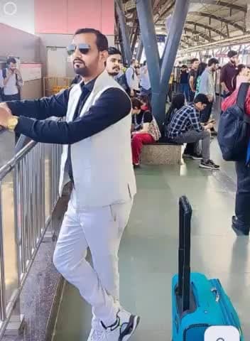 #श्रद्धा_ज्ञान_देती_है
        #नम्रता_मान_देती_है
              #योग्यत_स्थान_देती_है  #तीनों_मिल_जाएँ_तो_व्यक्ति_को_हर_जगह_सम्मान_देती_हैं !