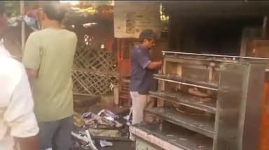 करछना: शनि मंदिर के पास मिठाई की दुकान में शार्ट सर्किट से लगी आग, फायर ब्रिगेड ने आग पर पाया काबू