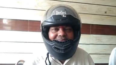 खबर औरैया से सुभाष चौक के समीप कानपुर रोड पर दुकानदारों ने मारपीट के भय से हेलमेट पहनकर की दुकानदारी