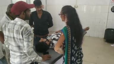 इटावा: सदर कोतवाली इलाके के रामलीला ग्राउंड के पास दबंगों ने युवक के साथ की मारपीट, जिला अस्पताल में इलाज जारी