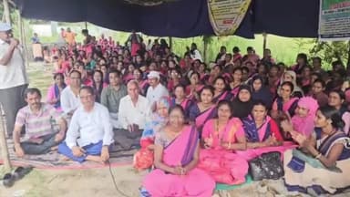 गिरिडीह: आंगनबाड़ी कर्मचारी संघ जिला शाखा गिरिडीह के तत्वाधान में डीसी ऑफिस गेट पर विशाल धरना दिया गया