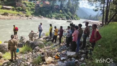 राजगढ़ी: मोरी से टौंस नदी में बही छात्रा निशा की तलाश में रेस्क्यू टीम का सर्च अभियान दिनभर जारी रहा, लेकिन नहीं चला पता
