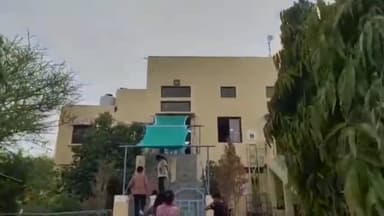 पुष्कर: सावित्री माता रॉपवे से निकला 9 फीट लंबा रॉयल सांप, श्रद्धालु और स्टाफ की पुलिस मित्र टीम ने किया रेस्क्यू