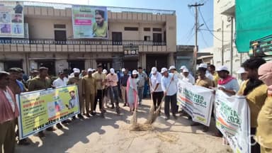 मकराना: गौडाबास सब्जी मंडी में झाड़ू निकाल कर अधिकारियों ने स्वच्छता का दिया संदेश